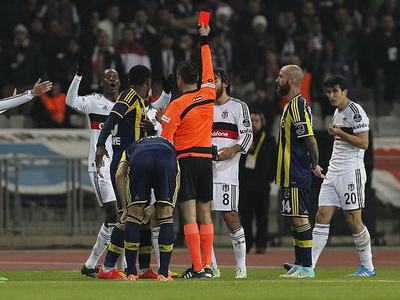 Beşiktaş derbilerde kızarıyor