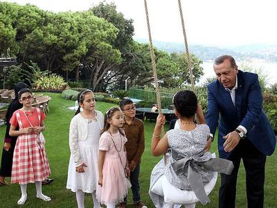 Cumhurbaşkanı Erdoğan Huber Köşkü'nde çocukları ağırladı