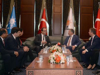 Partilerden bol polemikli bayramlaşma