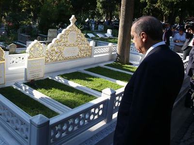 Cumhurbaşkanı Erdoğan anne ve babasının mezarını ziyaret etti