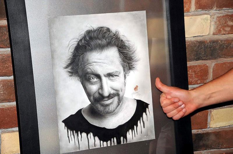 Cem Yılmaz'ın portresini çizip kanıyla imza attı - 1