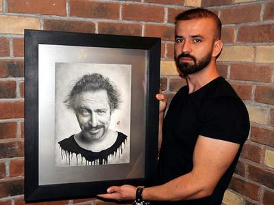 Cem Yılmaz'ın portresini çizip kanıyla imza attı