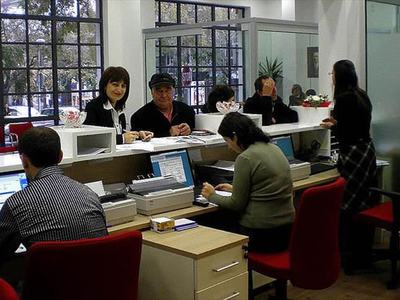 Bankalarda kadınlar çalışıyor erkekler yönetiyor