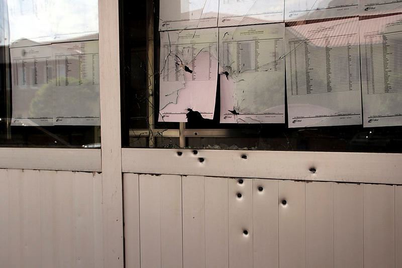 Van'da liseye bombalı ve silahlı saldırı