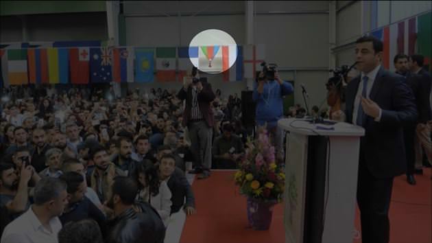 HDP Eş Genel Başkanı Selahattin Demirtaş’ın Hamburg'da konuştuğu salonda Türk bayrağı varmış! - 2