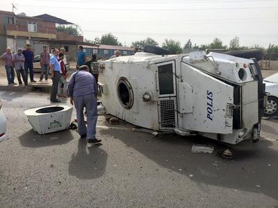 Diyarbakır'da zırhlı polis aracı devrildi: 3 yaralı