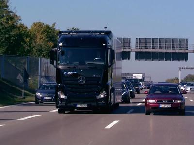 Daimler’in sürücüsüz tırı yola çıktı