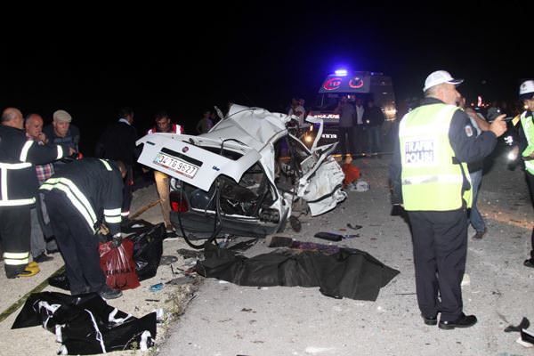Otomobil ikiye bölündü: 4 ölü - 2