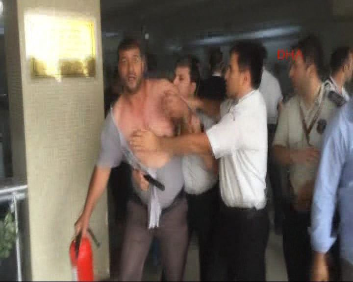 Bakırköy Adliyesi'nde birbirine giren onlarca kişiyi bakın neyle dağıttı - 1