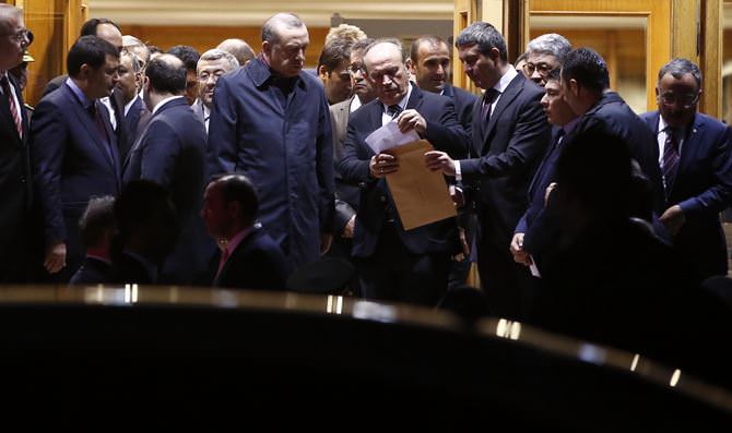 Erdoğan'a havalimanında gizemli dosya - 1