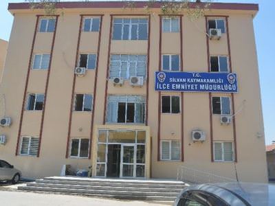 Silvan'da emniyet müdürlüğü binasına ateş açıldı