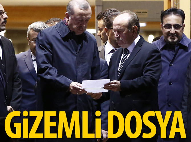Erdoğan'a havalimanında gizemli dosya