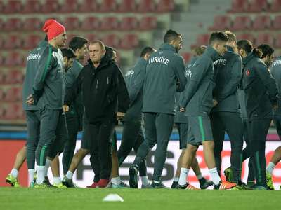 Gözümüz Prag'da, kulağımız Astana'da