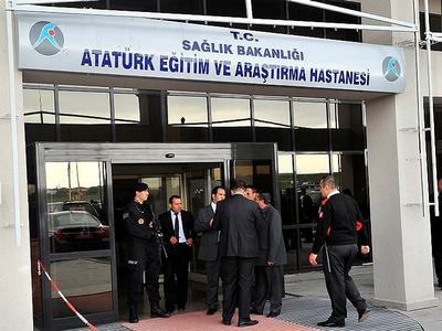 Başbakan Davutoğlu yaralıları hastanede ziyaret etti