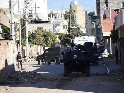 Mardin'de PKK'lılar polis aracına patlayıcı attı