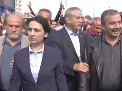 Sırrı Süreyya karanfil bırakmaya gülerek gitti