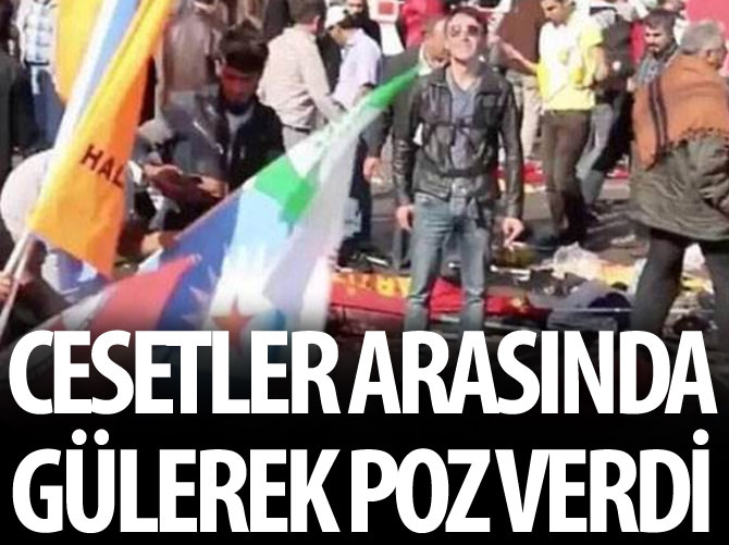 Cesetler arasında gülerek poz verdi