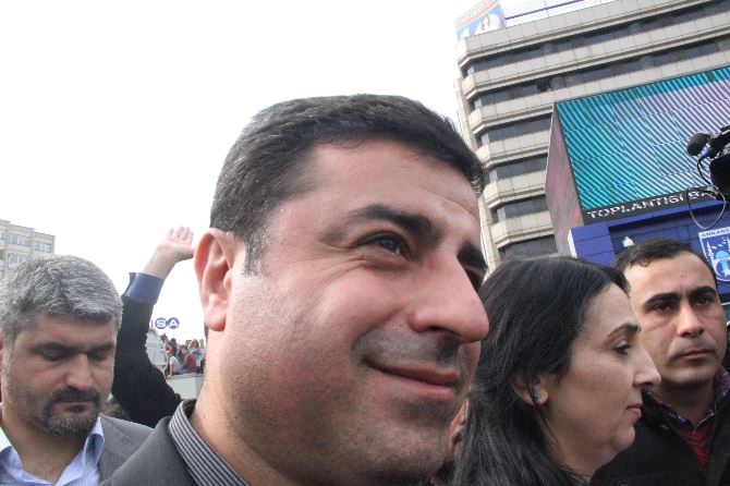 Demirtaş, ağlayarak geldi gülerek gitti!