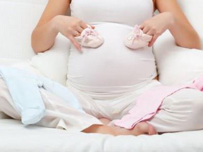 Hamile rolü yapıp bebek sahibi oluyorlar