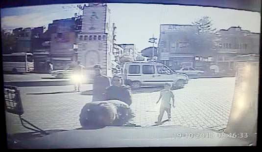 Viranşehir’de zırhlı aracı öpen vatandaş kameraya yansıdı - 1
