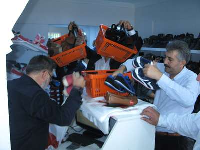 Ayakkabı imalatçıları marketlere savaş açtı