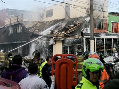 Pastaneye uçak düştü: 5 ölü