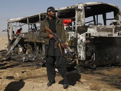 Pakistan'da otobüse bombalı tuzak: 11 ölü, 23 yaralı