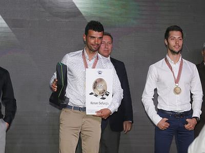 Kenan Sofuoğlu şampiyonluk kupasını aldı