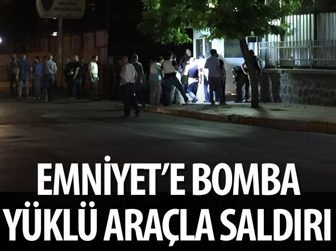 Şemdinli'de Kaymakamlık ve Emniyet'e bombalı saldırı