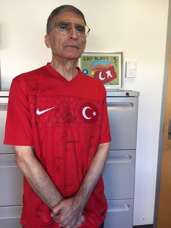 Nobel ödüllü Aziz Sancar milli formayı giydi - 1