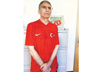 Nobel ödüllü Aziz Sancar milli formayı giydi