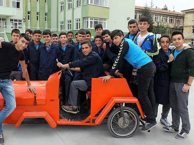 Hurda malzemelerden otomobil yaptılar