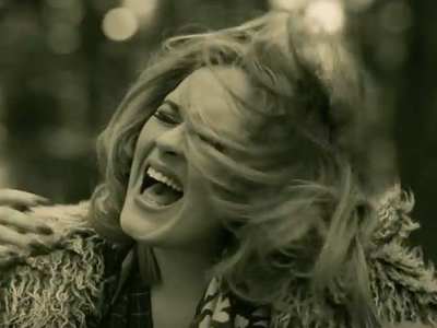 Adele müziğe rekorla döndü