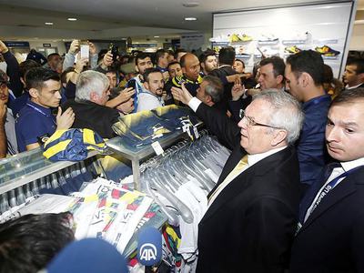 Aziz Yıldırım'ın imza gününde izdiham