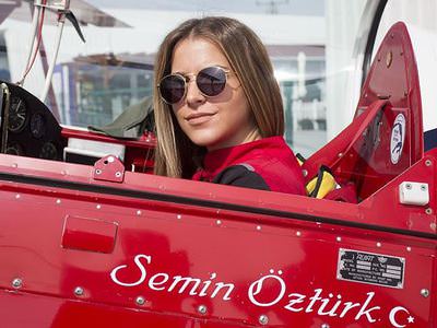 Türkiye'nin ilk kadın akrobasi pilotu