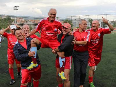 77 yaşındaki futbolcu jübilesini yaptı