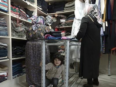 Suriyeli sığınmacılar için ücretsiz giyim mağazası