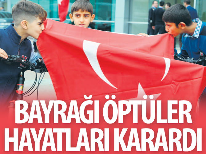 Bayrağı öptüler hayatları karardı!