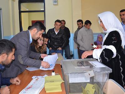 Yüksekova'da seçmene 'hendek' engeli