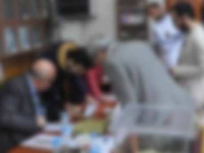 Sandık görevlisi başkalarının yerine oy kullandı