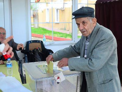 Yaşlılar huzurevinde oy kullandı