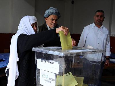 Özbek vatandaşlar, yöresel kıyafetleriyle oy kullandı