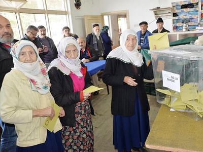 85 yaşındaki üçüzler sandık başında