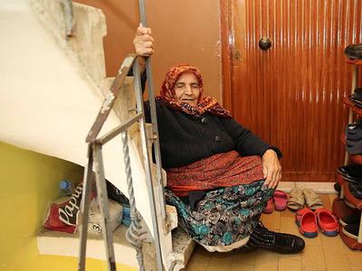 Oy vermek için emekleyerek evinden çıktı