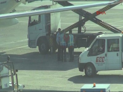 Temizlik yaparken uçaktan düştü