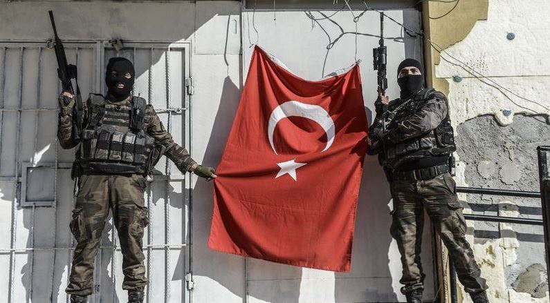 Silvan’ı teröristlerden temizleyen özel harekatçılardan şükür namazı