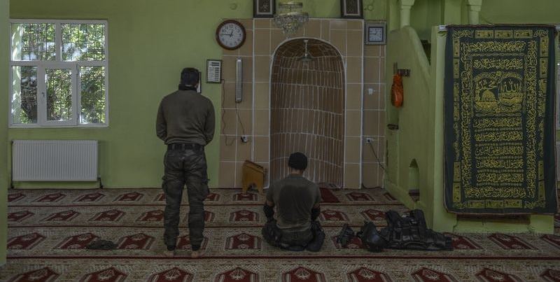 Silvan’ı teröristlerden temizleyen özel harekatçılardan şükür namazı