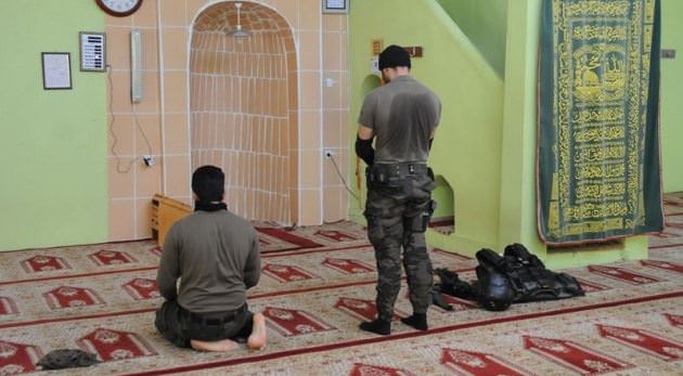 Silvan’ı teröristlerden temizleyen özel harekatçılardan şükür namazı