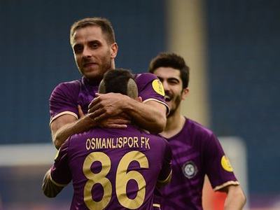 Selamını almayan hocanın burnunu kırdı!