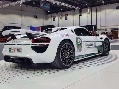 Dubai polis filosuna Porsche 918 Spyder da katıldı